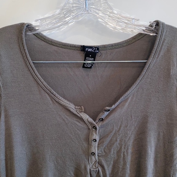 RUE21 Sz S Short Sleeve Henley Tee Olive Stretch Slinky Thin Material Oversized - Picture 3 of 9